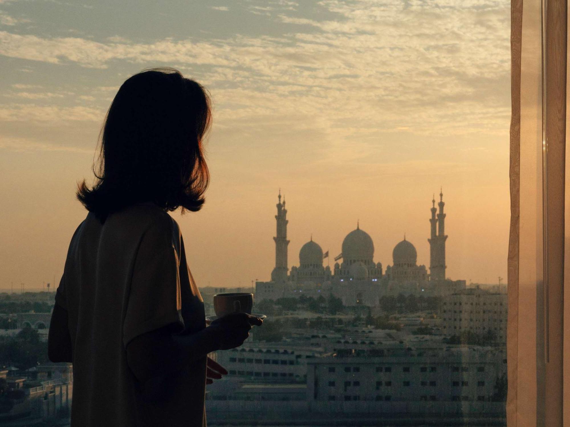 Fairmont Bab Al Bahr Hotel Abu Dhabi Exterior photo A woman in Riyadh