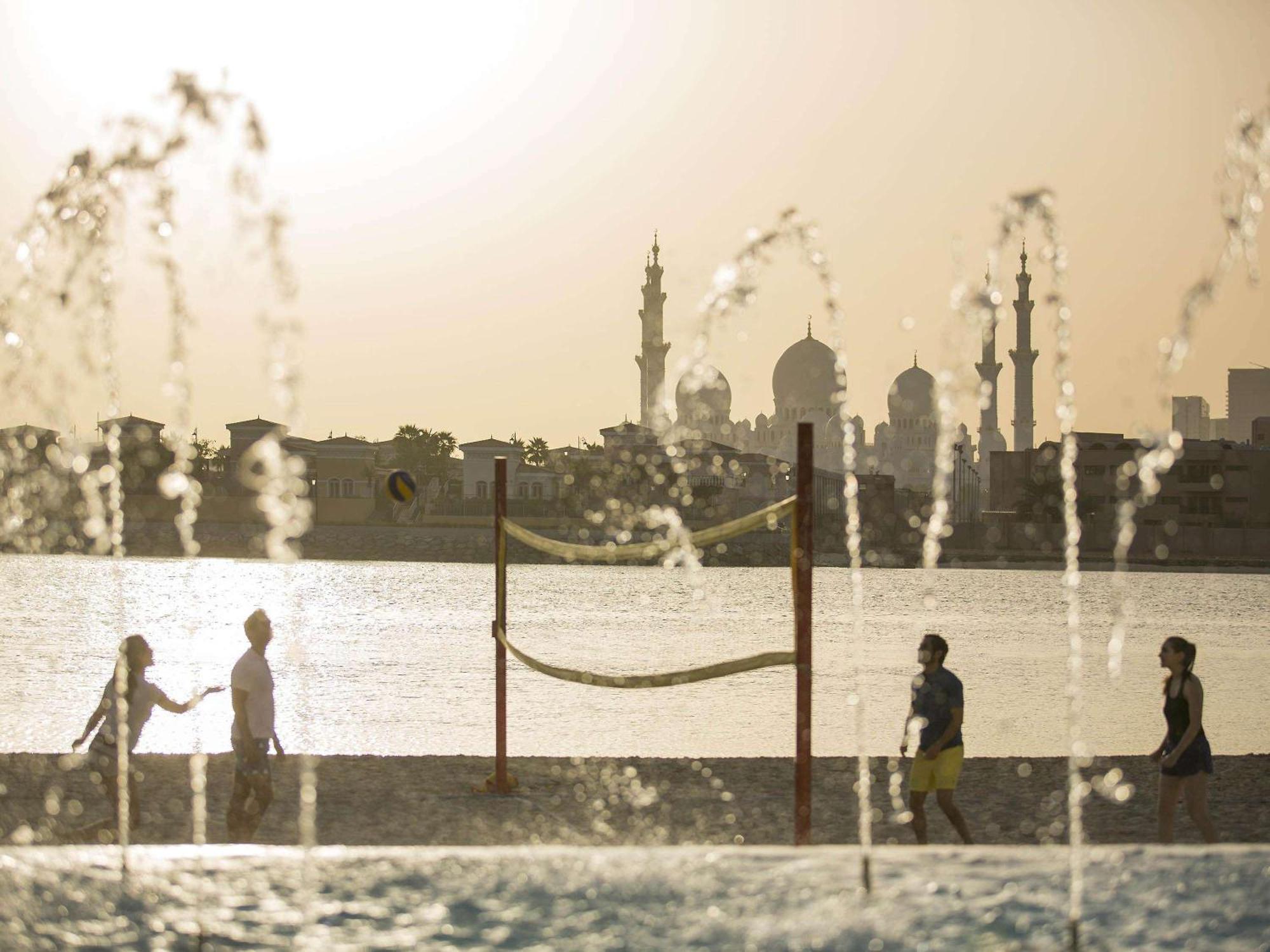 Fairmont Bab Al Bahr Hotel Abu Dhabi Exterior photo Fountains at the Corniche